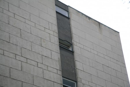 Côté de l'immeuble, vers entrée 9